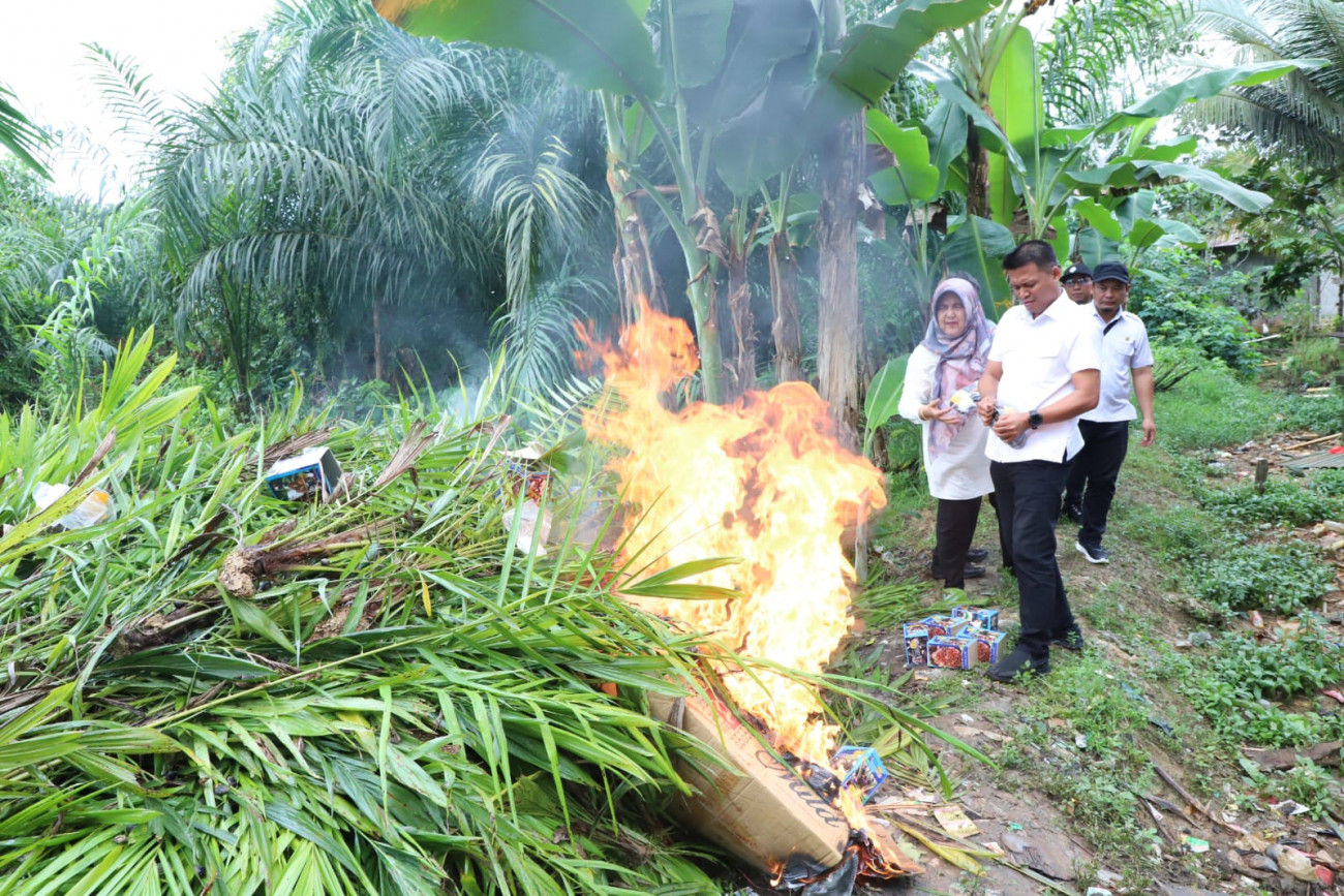 Disbun Bersama Polda Kaltim Fasilitasi Pemusnahan 8000 Benih Sawit Ilegal