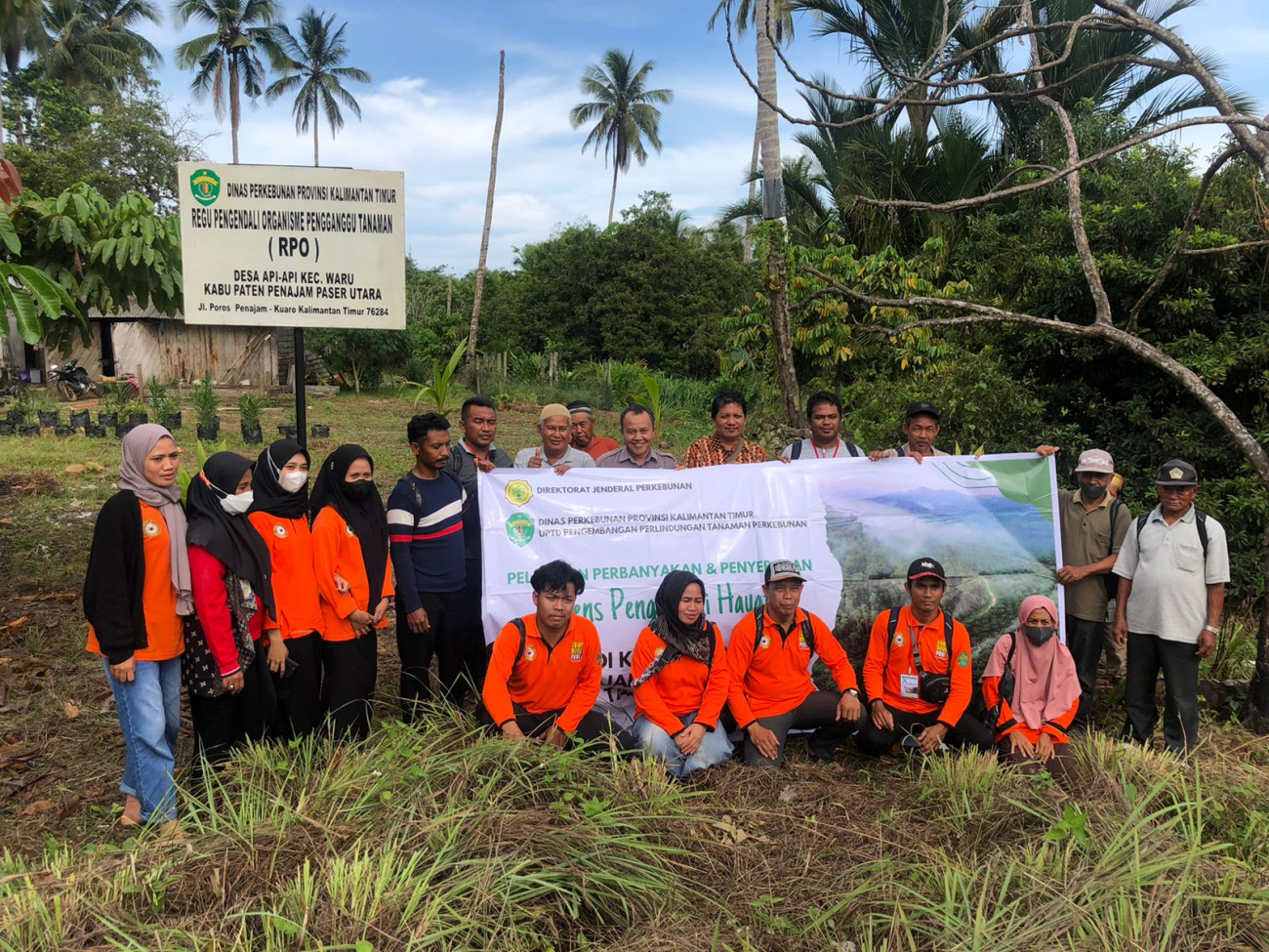 Disbun Latih Petani Produksi Biopestisida