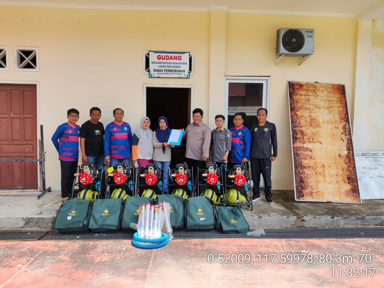 Brigade Karlabun Kutim Terima Bantuan Alat Pemadam Kebakaran