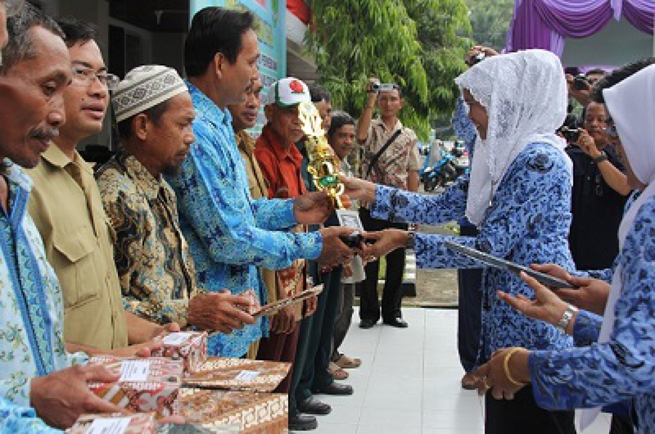 Hari Perkebunan Nasional 2014, Disbun Serahkan Penghargaan