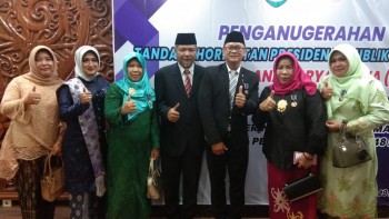 8 PNS Disbun Terima Anugerah SLKS