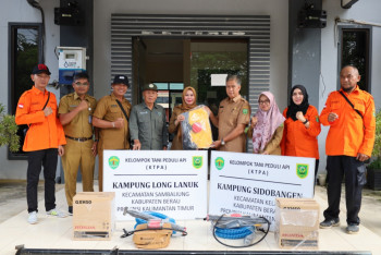 Disbun Kaltim Serahkan Alat Penanggulangan Karlabun Kepada Kelompok Tani di Berau