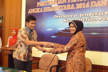 Disbun Serahkan Data Statistik Perkebunan Kaltara